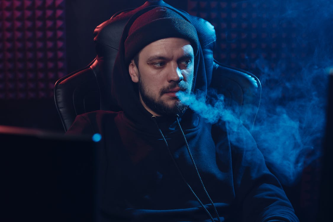 man vape and think